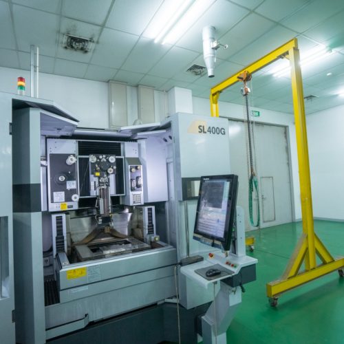 ワイヤー放電加工機